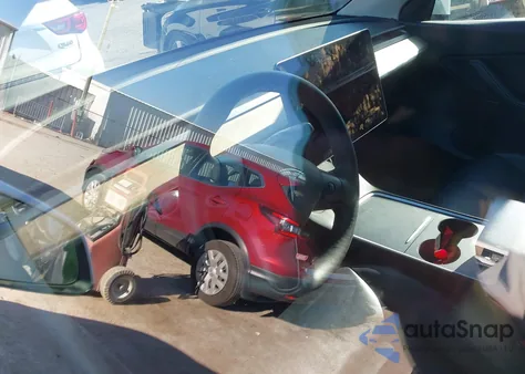 2022 Tesla Model Y Long Range Dual Motor All-Wheel Drive z USA, uszkodzony, nr VIN 7SAYGDEE5NF386632